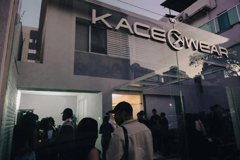 Fachada da Flagship Kace Wear - Loja de Roupas Streetwear com tecnologia e design inteligente.