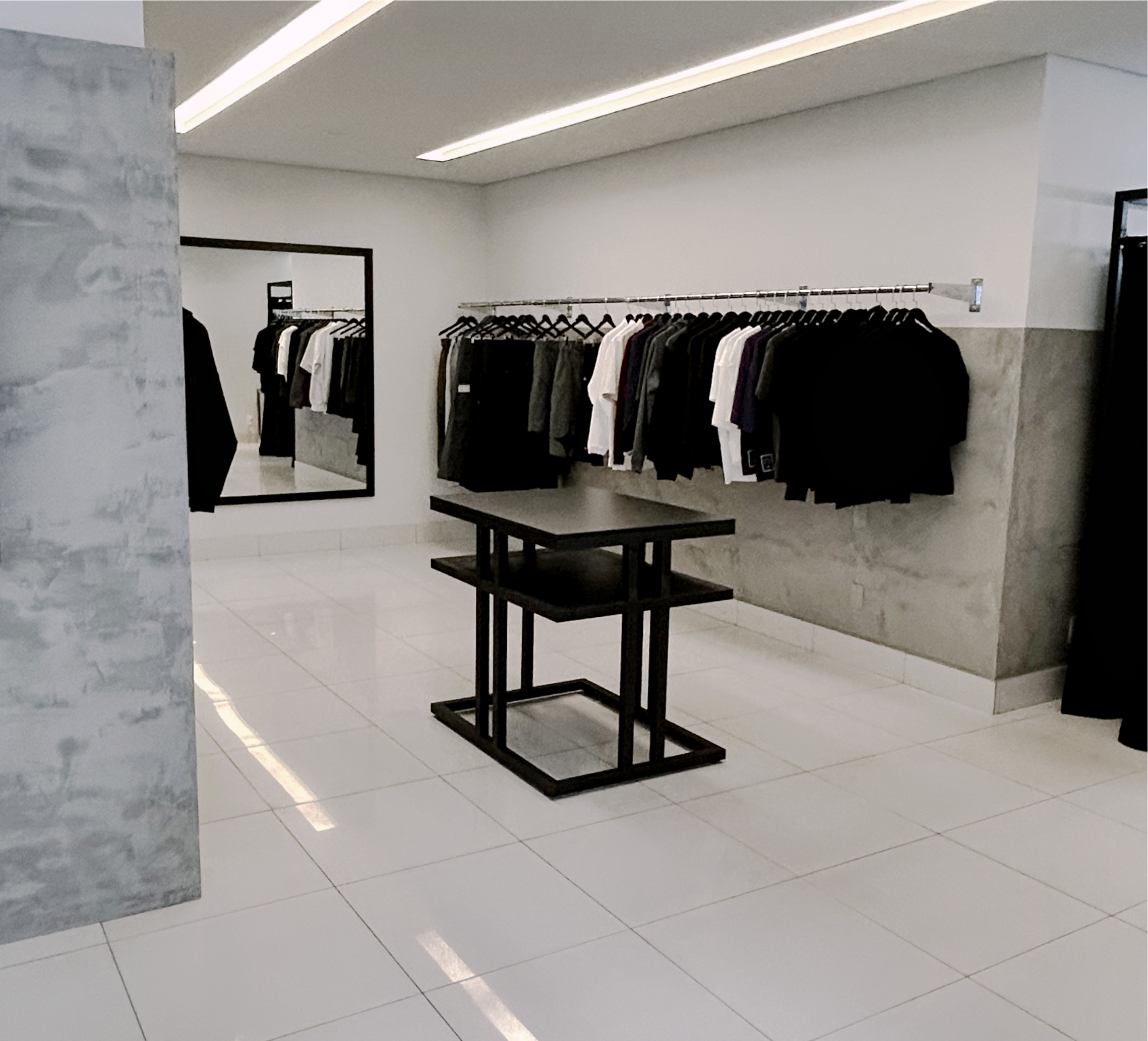 Produtos Kace Wear expostos no showroom da Flagship.